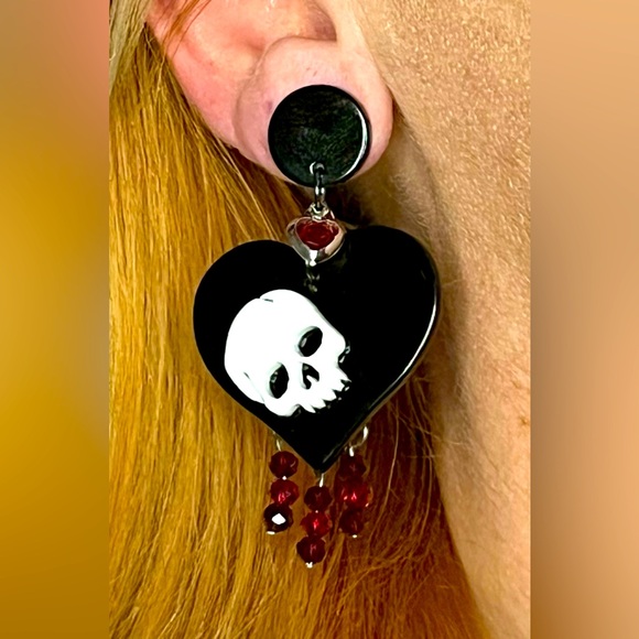 Black heart skulls dangle drop earrings - Picture 1 of 2